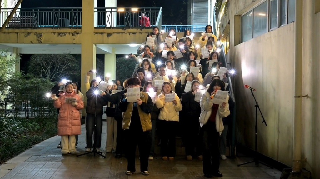 助力考研 图书馆组织的合唱快闪活动温暖上演