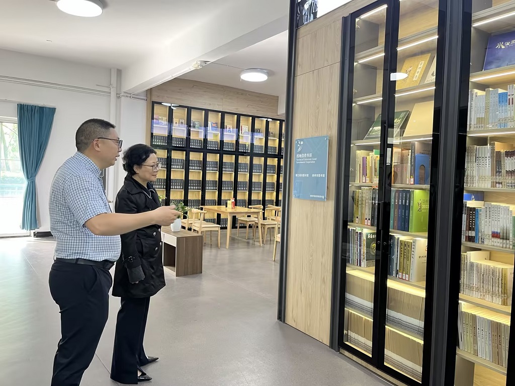 学校党委书记周耘莅临图书馆调研指导工作